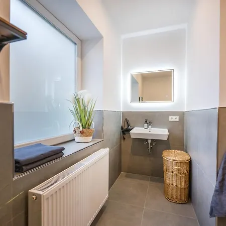 Appartement 120qm, Cozy Apartment, Sehr Zentral Am Hbf, 3sz